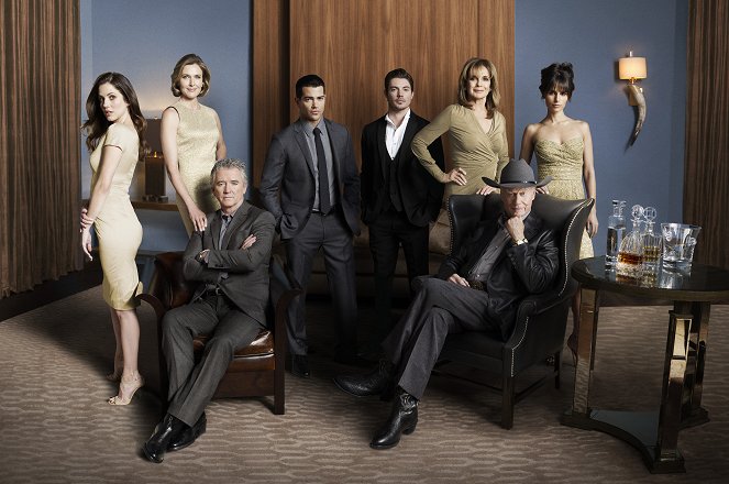 Dallas - Season 1 - Werbefoto - Julie Gonzalo, Brenda Strong, Patrick Duffy, Jesse Metcalfe, Josh Henderson, Linda Gray, Larry Hagman, Jordana Brewster