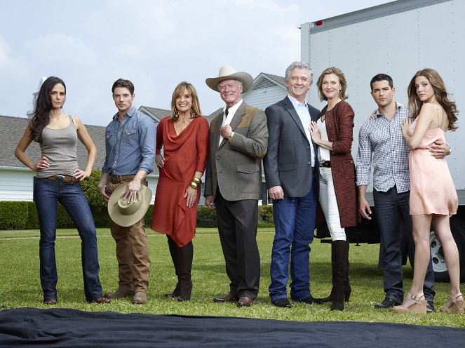 Dallas - Season 1 - Werbefoto - Jordana Brewster, Josh Henderson, Linda Gray, Larry Hagman, Patrick Duffy, Brenda Strong, Jesse Metcalfe, Julie Gonzalo