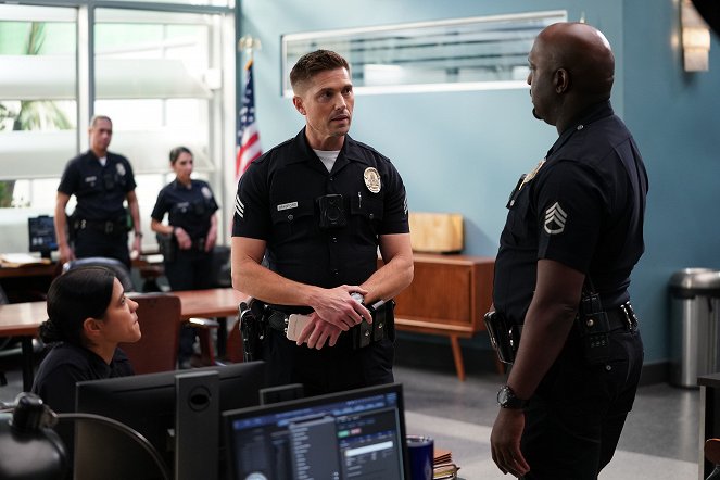 The Rookie - Daddy Cop - Photos - Eric Winter