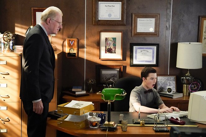 Young Sheldon - A Tougher Nut and a Note on File - Van film - Ed Begley Jr., Iain Armitage