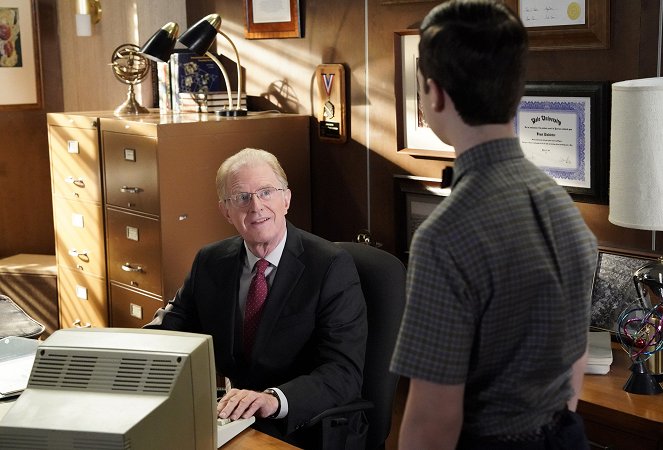 Young Sheldon - A Tougher Nut and a Note on File - Van film - Ed Begley Jr.