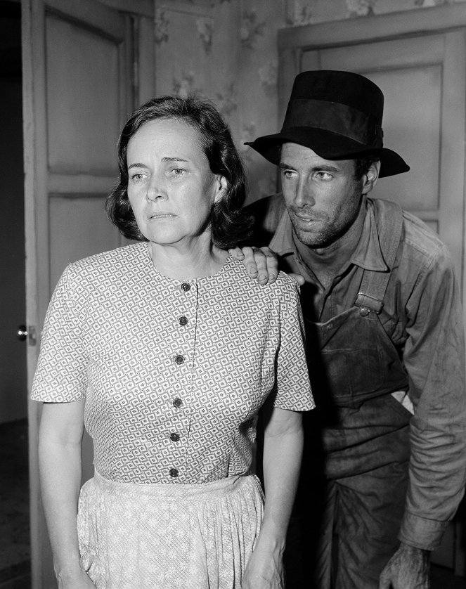 The Alfred Hitchcock Hour - Lonely Place - Photos - Teresa Wright, Bruce Dern