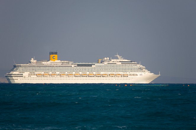 The Sinking of the Costa Concordia: Collision at Sea - Photos