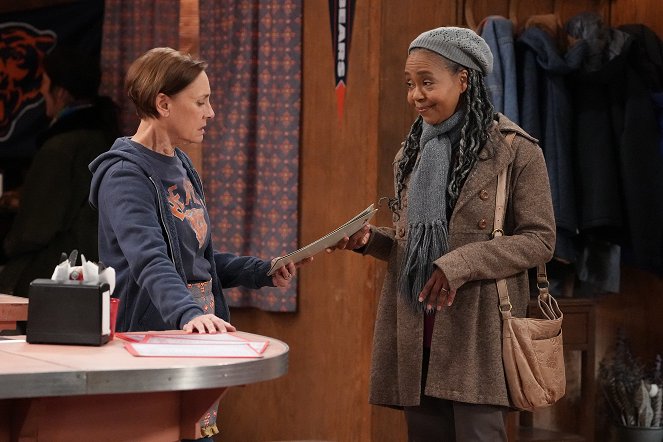 The Conners - Season 5 - New Pipes and Old Secrets - Photos - Laurie Metcalf