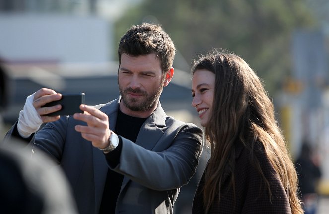 Aile - Episode 1 - Photos - Kıvanç Tatlıtuğ, Serenay Sarıkaya