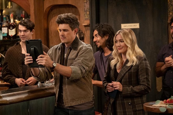 How I Met Your Father - Season 1 - Pilot - Photos - Christopher Lowell, Hilary Duff