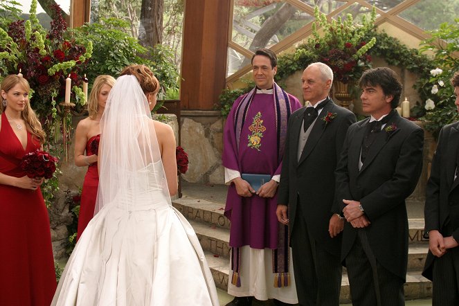 The O.C. - The Ties That Bind - Photos - Amanda Righetti, Alan Dale, Peter Gallagher
