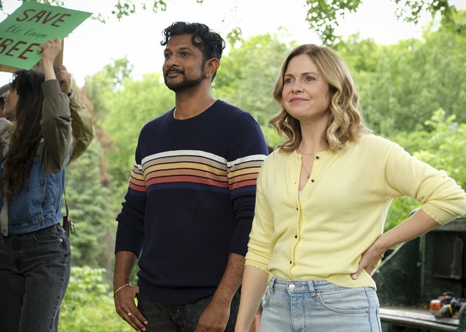 Ghosts - Season 2 - The Tree - Photos - Utkarsh Ambudkar, Rose McIver