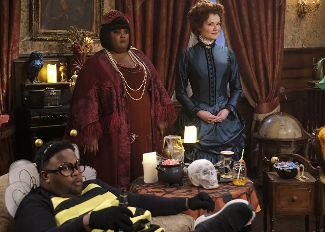 Ghosts - Halloween 2: The Ghost of Hetty's Past - Photos - Danielle Pinnock, Rebecca Wisocky