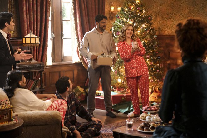 Ghosts - Season 2 - The Christmas Spirit, Part Two - Photos - Utkarsh Ambudkar, Rose McIver