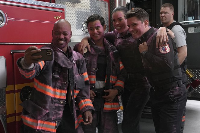 9-1-1: Lone Star - This Is Not a Drill - Photos - Brian Michael Smith, Julian Works, Brianna Baker, Ronen Rubinstein, Jim Parrack