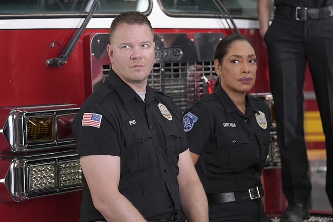 9-1-1: Lone Star - This Is Not a Drill - Filmfotos - Jim Parrack, Gina Torres