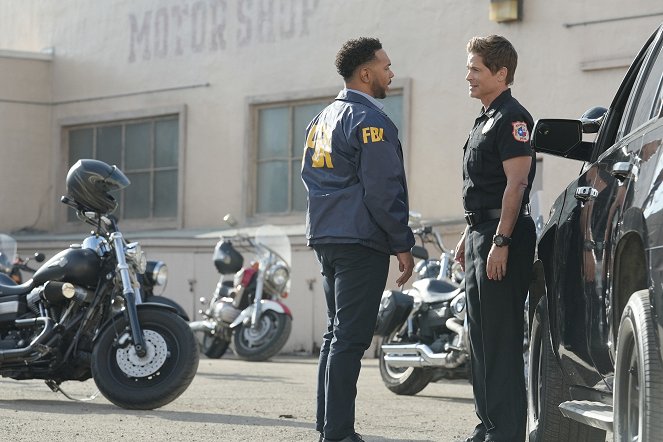 9-1-1: Lone Star - Season 4 - This Is Not a Drill - Photos - Rob Lowe