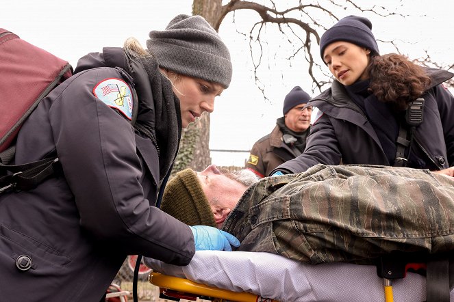 Chicago Fire - Überstehen ist alles - Filmfotos - Kara Killmer, Hanako Greensmith