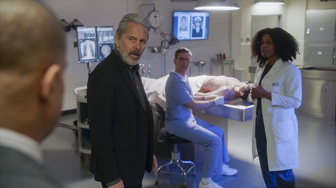 NCIS: Naval Criminal Investigative Service - Old Wounds - Photos - Gary Cole, Diona Reasonover