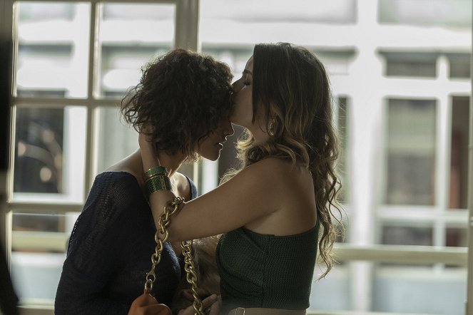 Slečna voyeur - Rok, kdy jsem žila dva životy - Z filmu - Débora Nascimento, Emanuelle Araújo