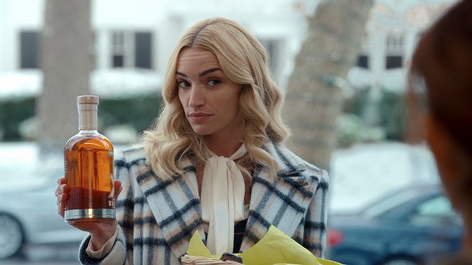 Ginny & Georgia - Why Does Everything Have to Be So Terrible, All the Time, Forever? - Van film - Brianne Howey