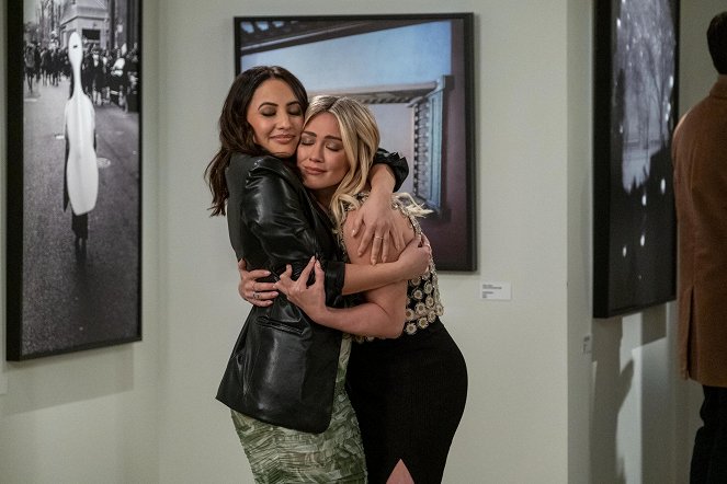 How I Met Your Father - Timing Is Everything - Photos - Francia Raisa, Hilary Duff