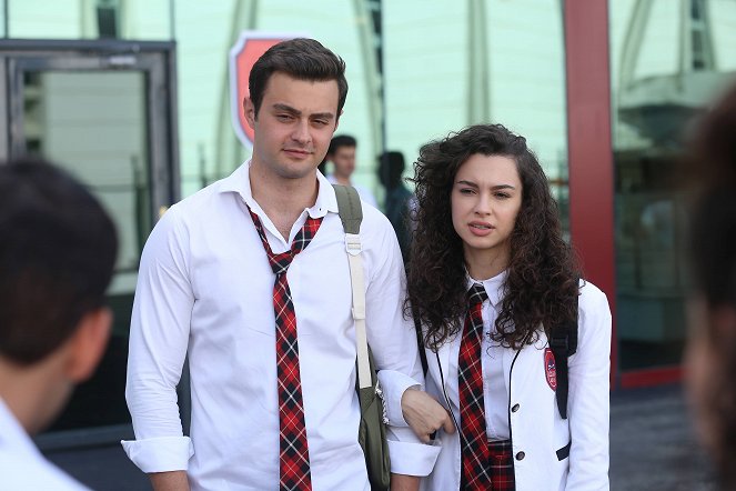 Kardeşlerim - Episode 5 - Filmfotos - Yiğit Koçak, Su Burcu Yazgı Coşkun