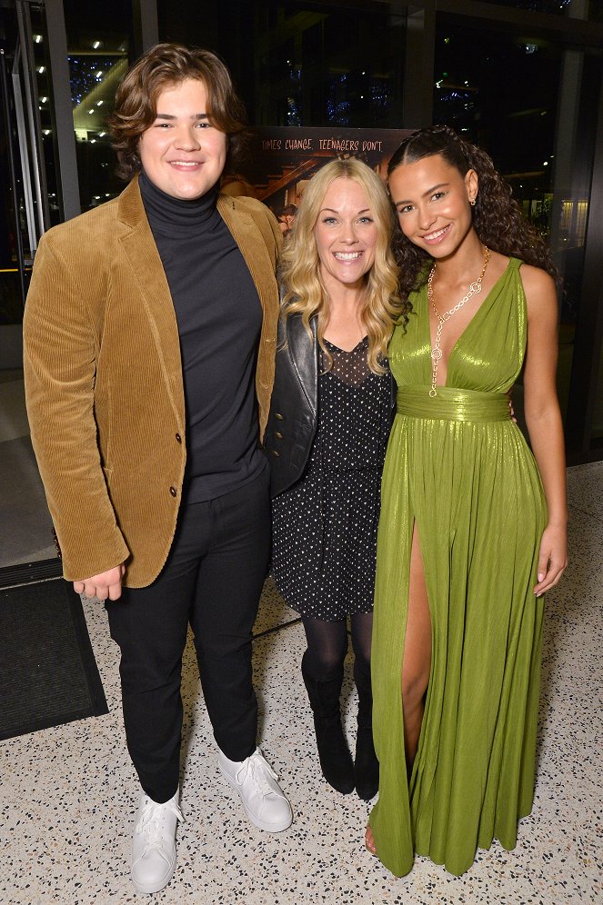 Azok a 90-es évek show - Season 1 - Rendezvények - That 90's Show S1 premiere at Netflix Tudum Theater on January 12, 2023 in Los Angeles, California - Maxwell Acee Donovan, Andrea Anders, Ashley Aufderheide