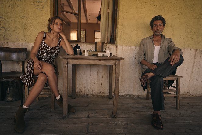 Šahmaran - Pozemská muka - Z filmu - Serenay Sarıkaya, Mustafa Uğurlu