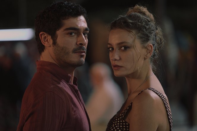 Şahmaran - Dünya Sancısı - Promokuvat - Burak Deniz, Serenay Sarıkaya