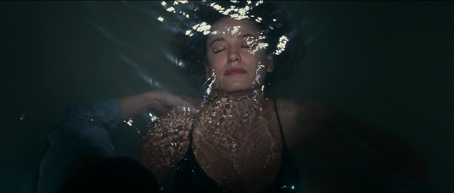 A kígyók úrnője - A hit elviselhetetlen fényessége - Filmfotók - Serenay Sarıkaya