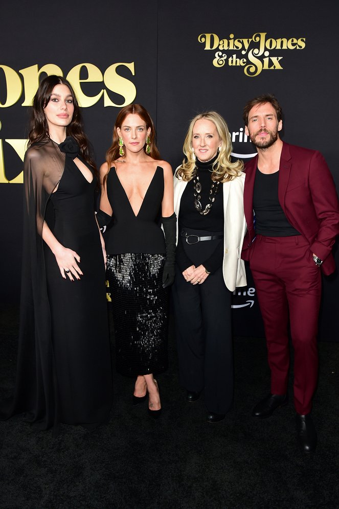 Daisy Jones & the Six - De eventos - Daisy Jones & The Six Los Angeles Red Carpet Premiere and Screening at TCL Chinese Theatre on February 23, 2023 in Hollywood, California - Camila Morrone, Riley Keough, Sam Claflin