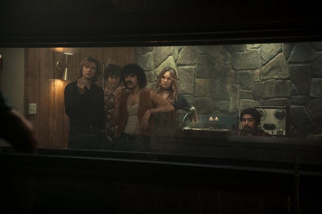 Daisy Jones & the Six - Stopa 3: Dnes večer mi někdo zachránil život - Z filmu - Josh Whitehouse, Will Harrison, Sebastian Chacon, Suki Waterhouse, Tom Wright