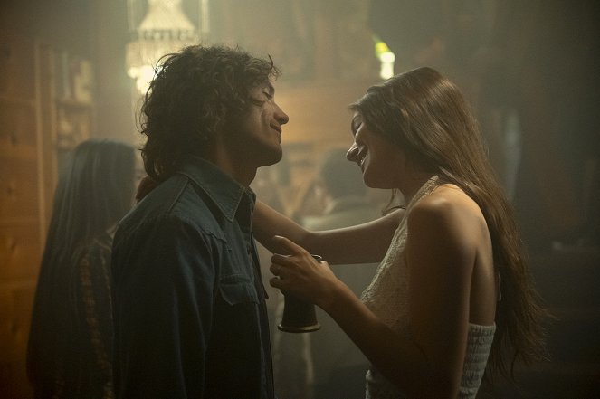 Daisy Jones & the Six - 4. szám: Láttam a fényt - Filmfotók - Sam Claflin, Camila Morrone