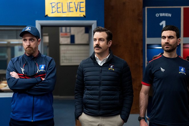 Ted Lasso - Převrácení pyramidy úspěchu - Z filmu - Brendan Hunt, Jason Sudeikis, Brett Goldstein