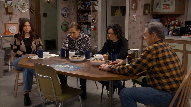 The Conners - Season 5 - Possums, Pregnancy and Patriarchy - Film - Emma Kenney, Laurie Metcalf, Sara Gilbert, John Goodman