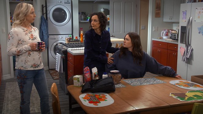 The Conners - Season 5 - Hiding in and Moving Out - Film - Alicia Goranson, Sara Gilbert, Emma Kenney