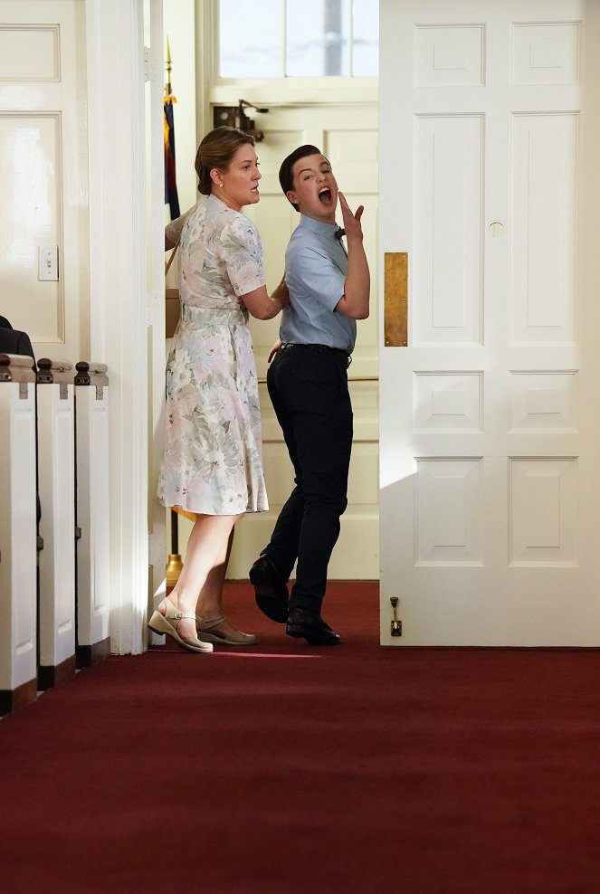Young Sheldon - Four Hundred Cartons of Undeclared Cigarettes and a Niblingo - Photos - Zoe Perry, Iain Armitage