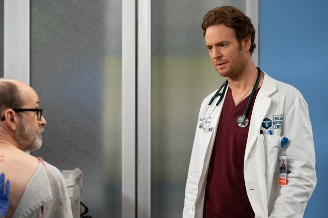 Chicago Med - Season 8 - Those Times You Have to Cross the Line - Van film - Brian Huskey, Nick Gehlfuss
