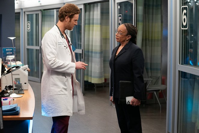 Chicago Med - Season 8 - Those Times You Have to Cross the Line - Filmfotók - Nick Gehlfuss, S. Epatha Merkerson