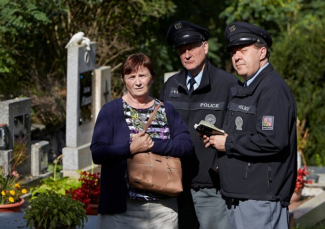 Policie Modrava - Blondýnka na hřbitově - Filmfotos - Jarmila Vlčková, Jan Monczka, Zdeněk Palusga