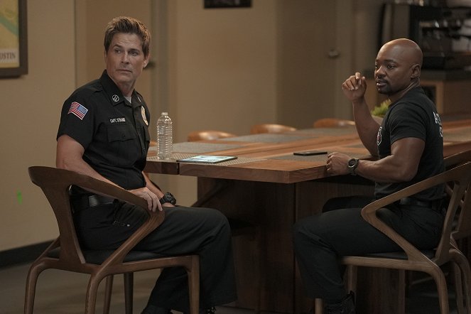 9-1-1: Lone Star - Face-à-face - Film - Rob Lowe, Brian Michael Smith