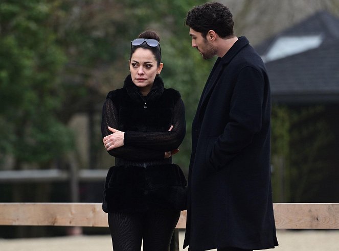 That Girl - Episode 23 - Photos - Sezin Akbaşoğulları