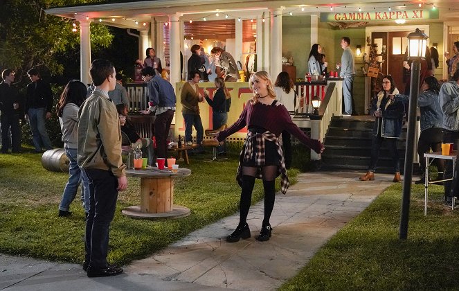 Young Sheldon - A Frat Party, a Sleepover and the Mother of All Blisters - Photos - Mckenna Grace