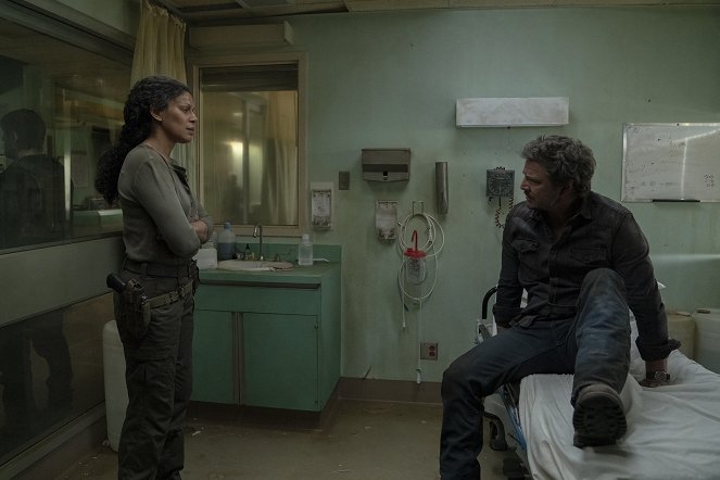 The Last of Us - Keresd a fényt - Filmfotók - Merle Dandridge, Pedro Pascal