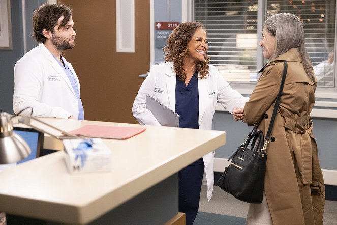 Grey's Anatomy - Sisters Are Doin' It for Themselves - Photos - Jake Borelli, Debbie Allen