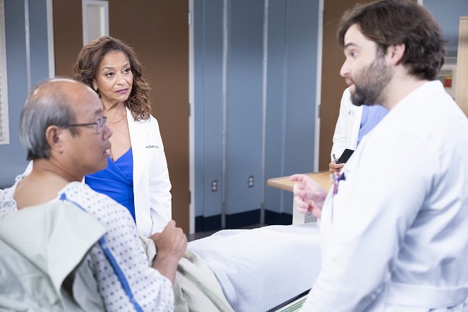Grey's Anatomy - Die jungen Ärzte - Machtlosigkeit - Filmfotos - Debbie Allen, Jake Borelli