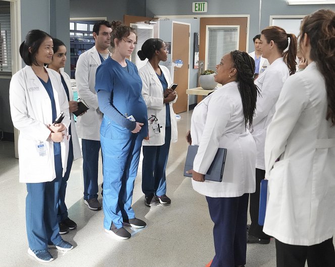 Grey's Anatomy - Training Day - Photos - Chandra Wilson, Kate Walsh