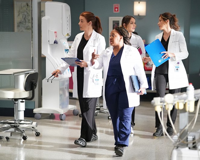 Grey's Anatomy - Die jungen Ärzte - Season 19 - Ein Tag mit Folgen - Filmfotos - Kate Walsh, Chandra Wilson, Camilla Luddington, Stefania Spampinato