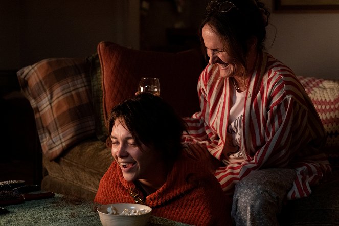 A Good Person - Filmfotók - Florence Pugh, Molly Shannon