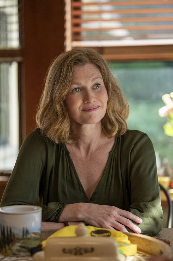 Lucky Hank - Pilot - Photos - Mireille Enos