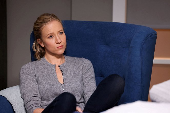 Chicago Med - Know When to Hold and When to Fold - Photos - Jessy Schram