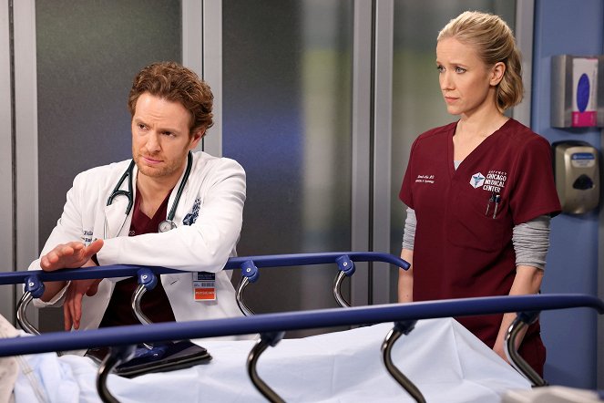 Chicago Med - Season 8 - Know When to Hold and When to Fold - Z filmu - Nick Gehlfuss, Jessy Schram