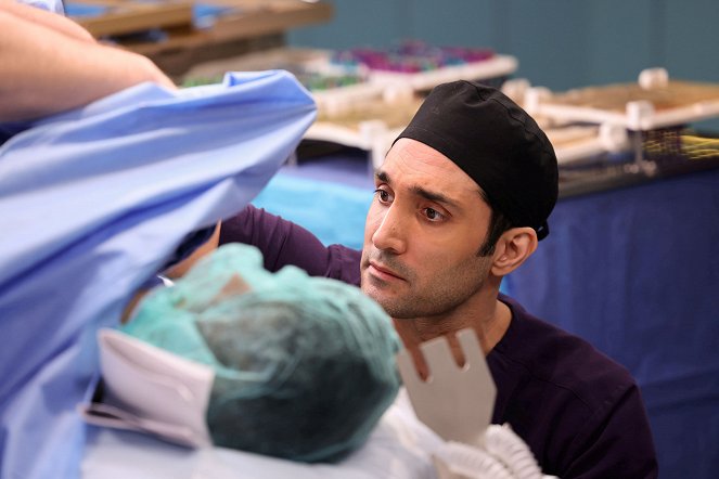 Chicago Med - Season 8 - Know When to Hold and When to Fold - Z filmu - Dominic Rains